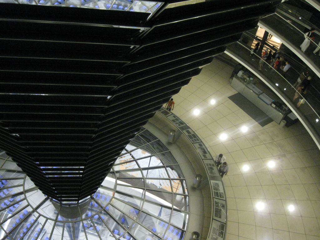 Blick von der Glaskuppel des Reichtagsgebäudes in den Plenarsaal des deutschen Parlaments