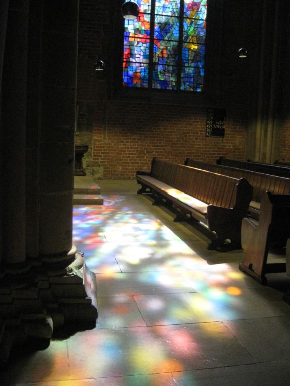 Glasmalereien verzaubern den Innenraum der Kirche