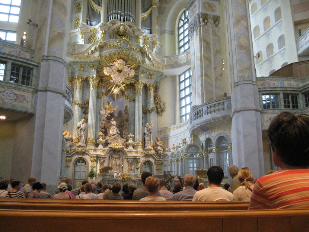 Frauenkirche - Orgel über Altar, verschiedene Emporen