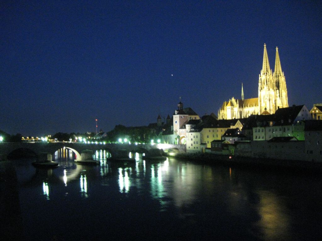 Regensburg bei Nacht - mit Steinerner Brücke und Dom