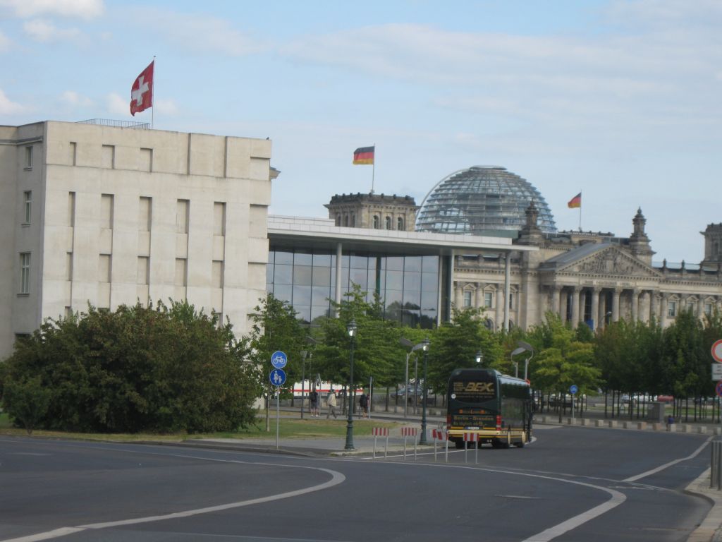 Die Schweizer Botschaft in Berlin an prominenter Stelle vor dem Reichstagsgebäude